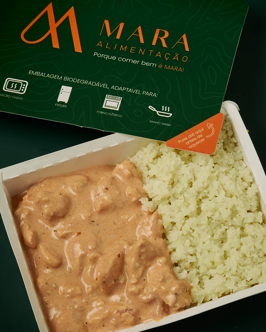 Mesa de coffee break da Mara Alimentação com lanches, frutas e bebidas