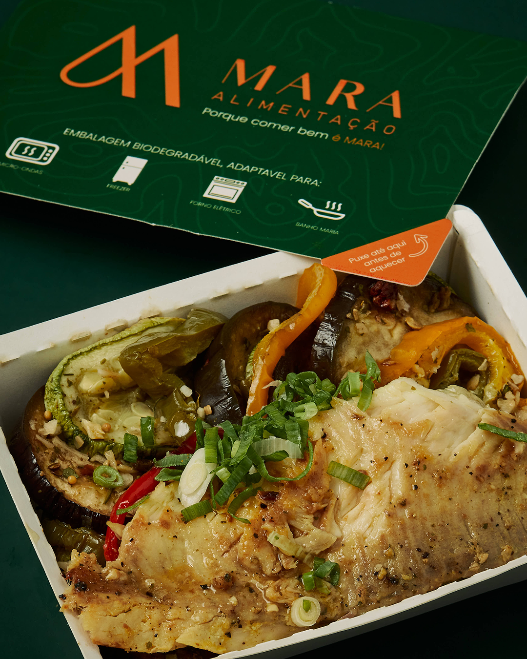 Prato da Mara Alimentação com porção equilibrada, arroz, proteína e legumes coloridos